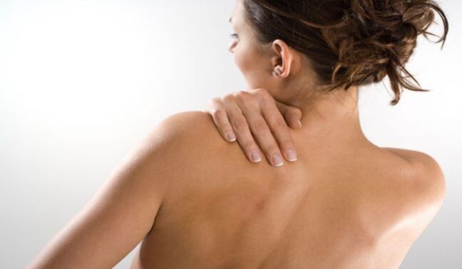 Una donna è preoccupata per il dolore sotto la scapola sinistra da dietro